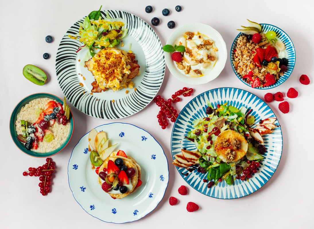 Čerstvý brunch, lívance a granola bowl v Bond Café